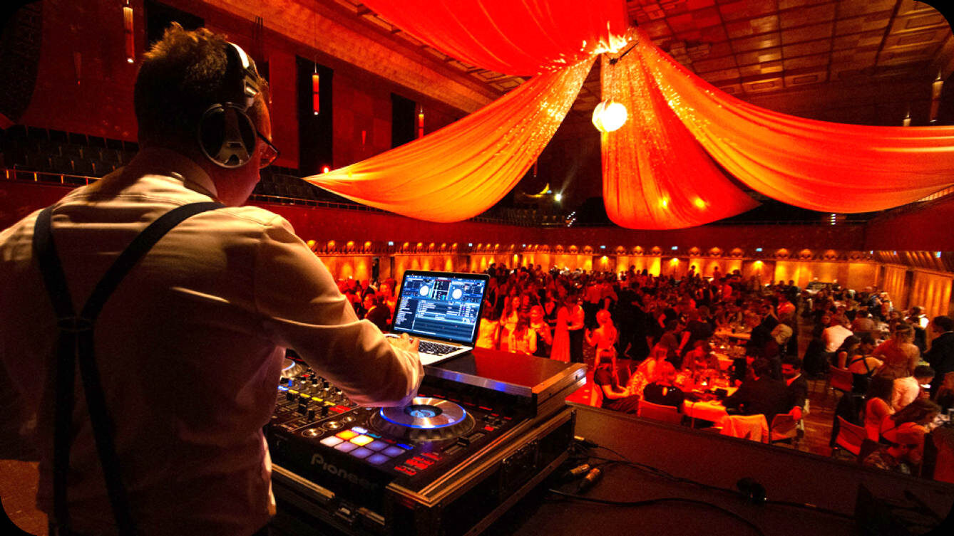 DJ-Pult vor vollem Festsaal