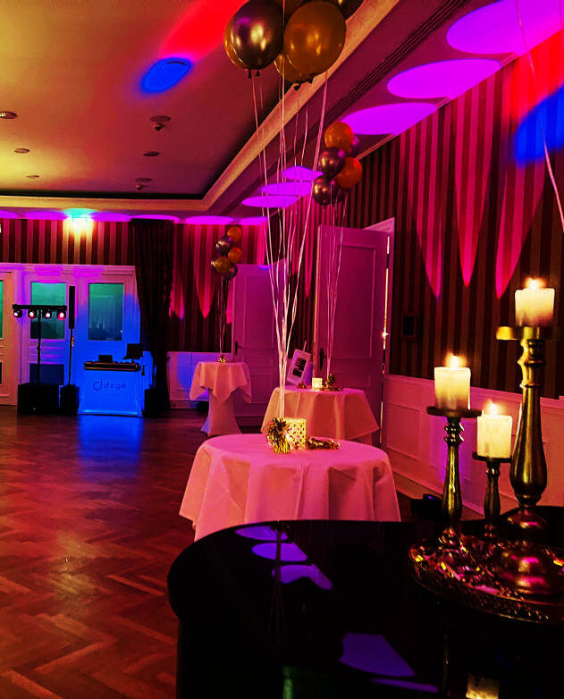 Festsaal mit Uplights und Kerzen