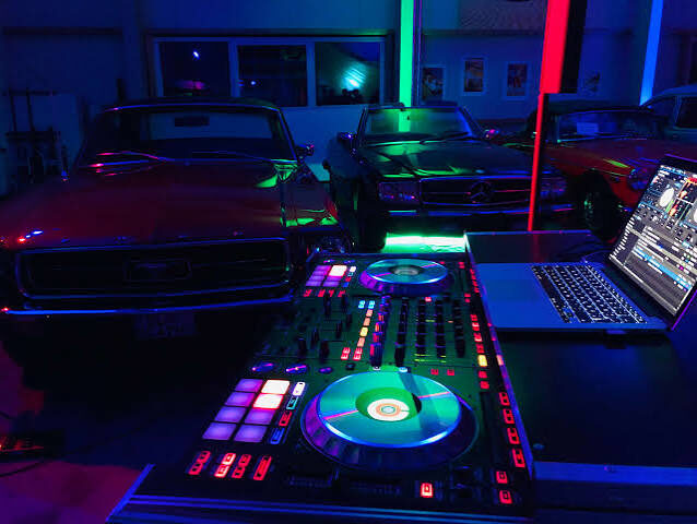 DJ-Controller vor Oldtimern bei der Oldtimer-Show-Night
