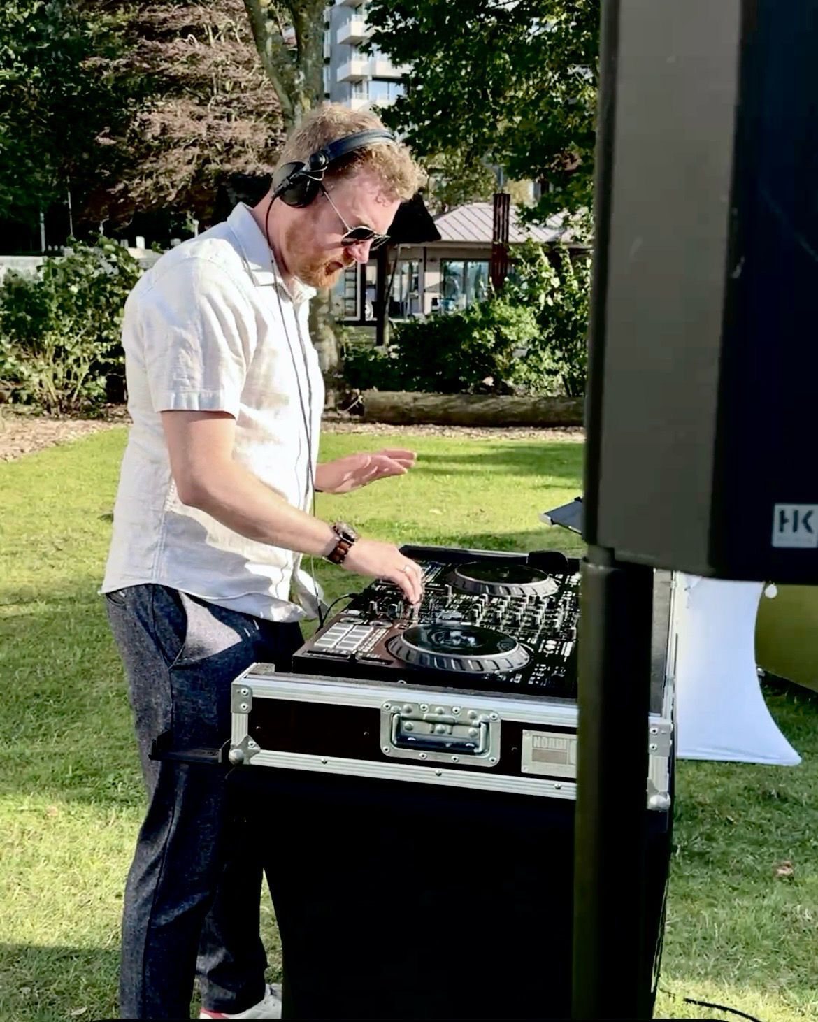 Dennis Genske legt bei einer Gartenparty unter freiem Himmel auf