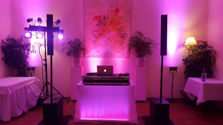 DJ-Setup mit pinker Ambientebeleuchtung