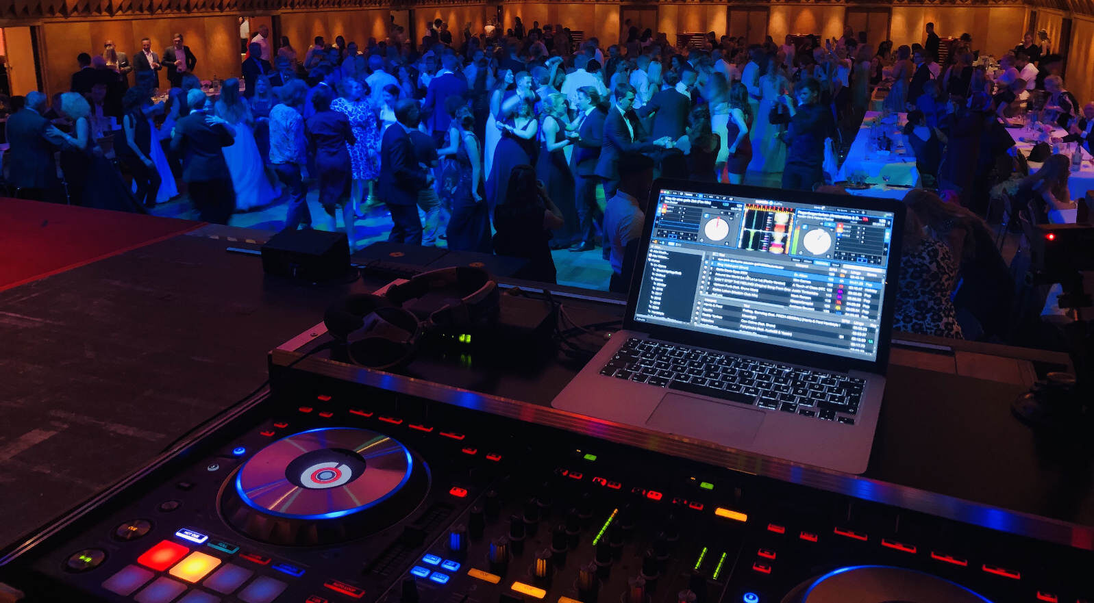 Volle Tanzfläche aus Sicht des DJ-Pults